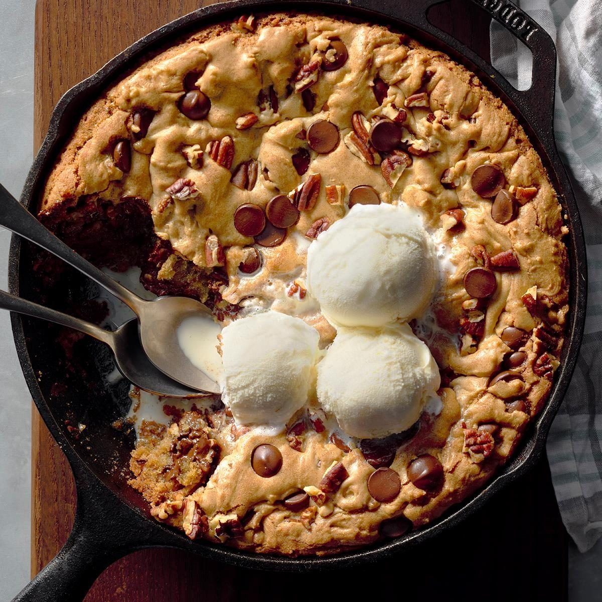 Toh Chilis Skillit Chocolate Pecan Skillet Cookie Exps Cimz17 213117 B09 16 4b 4