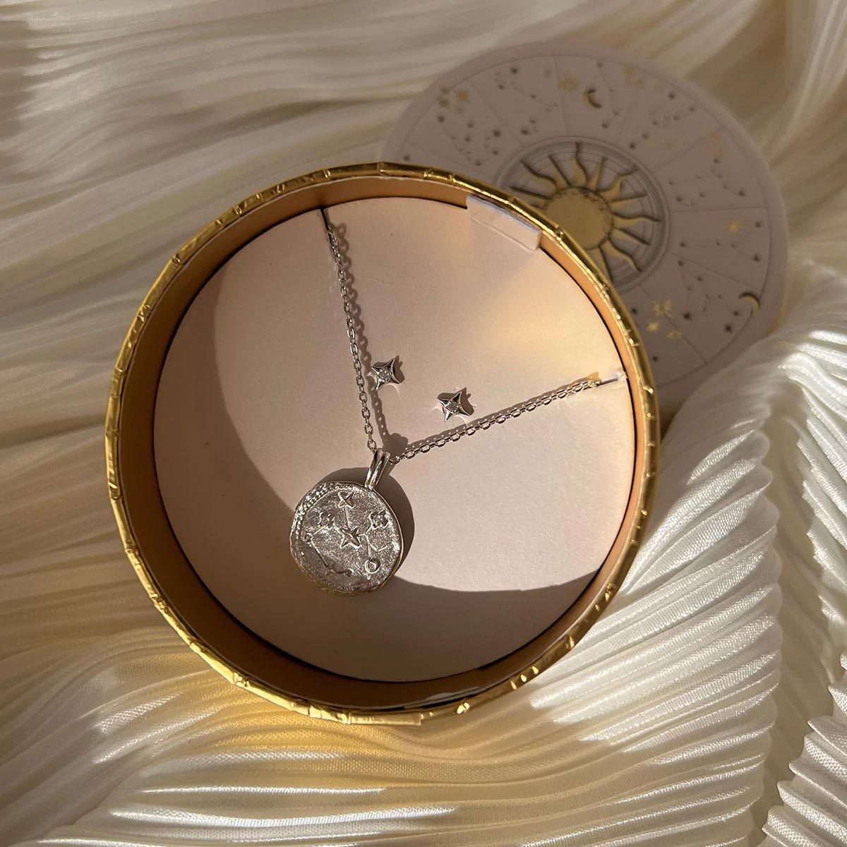 Astrid And Miyu Zodiac Leo Gift Set In Silver