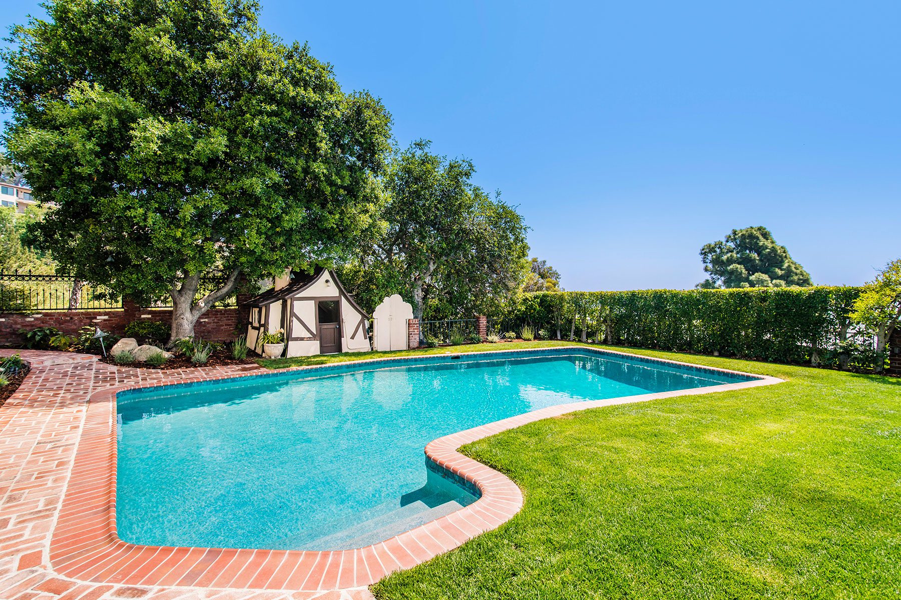 Pool And Kids Playhouse Los Feliz Home Joel Danto Of Theluxlevel 