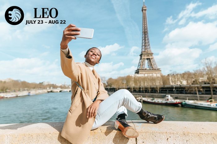 taking a picture with the Eiffel Tower