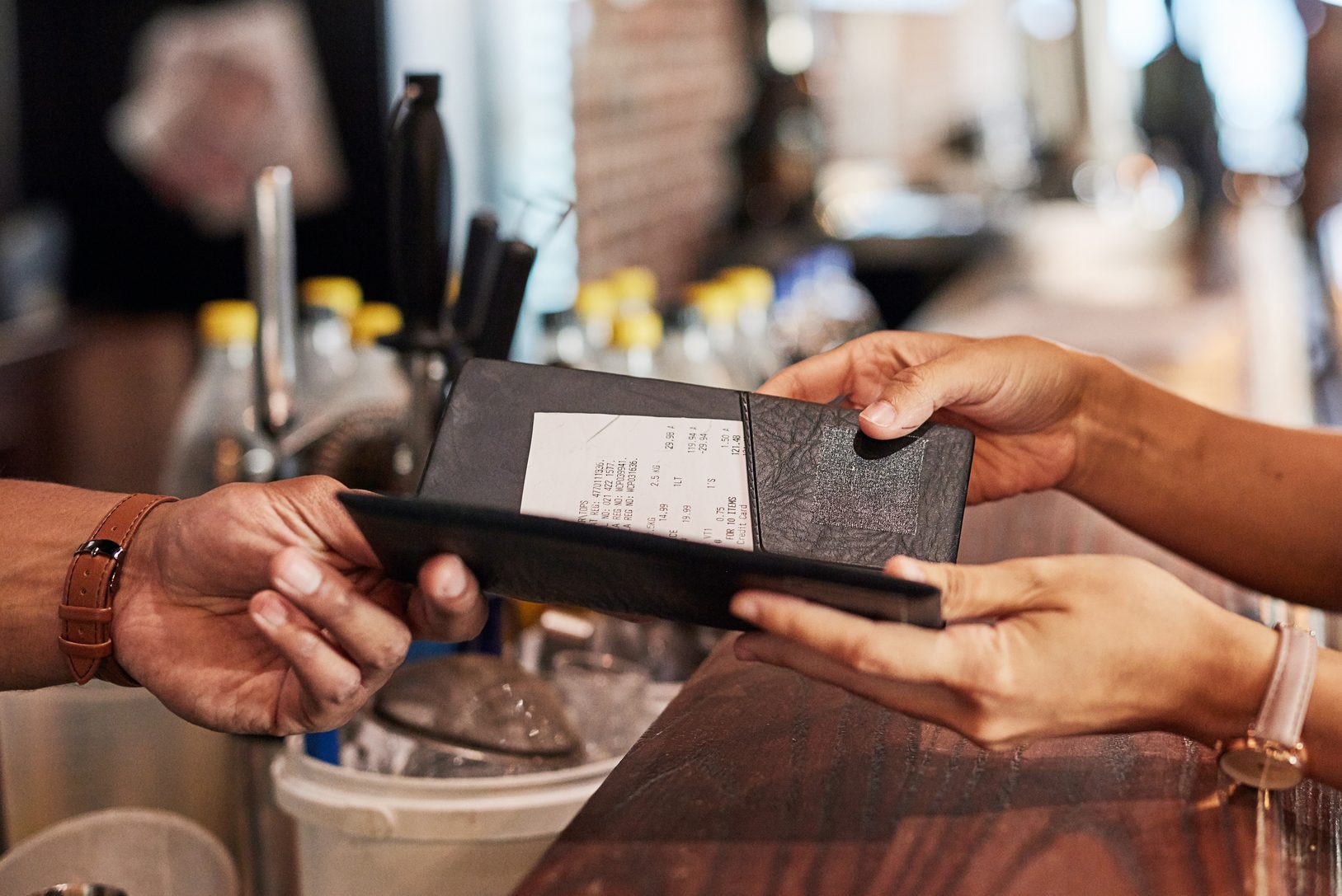 Who Picks Up the Tab? Here’s How to Handle the Restaurant Bill in 11 Situations