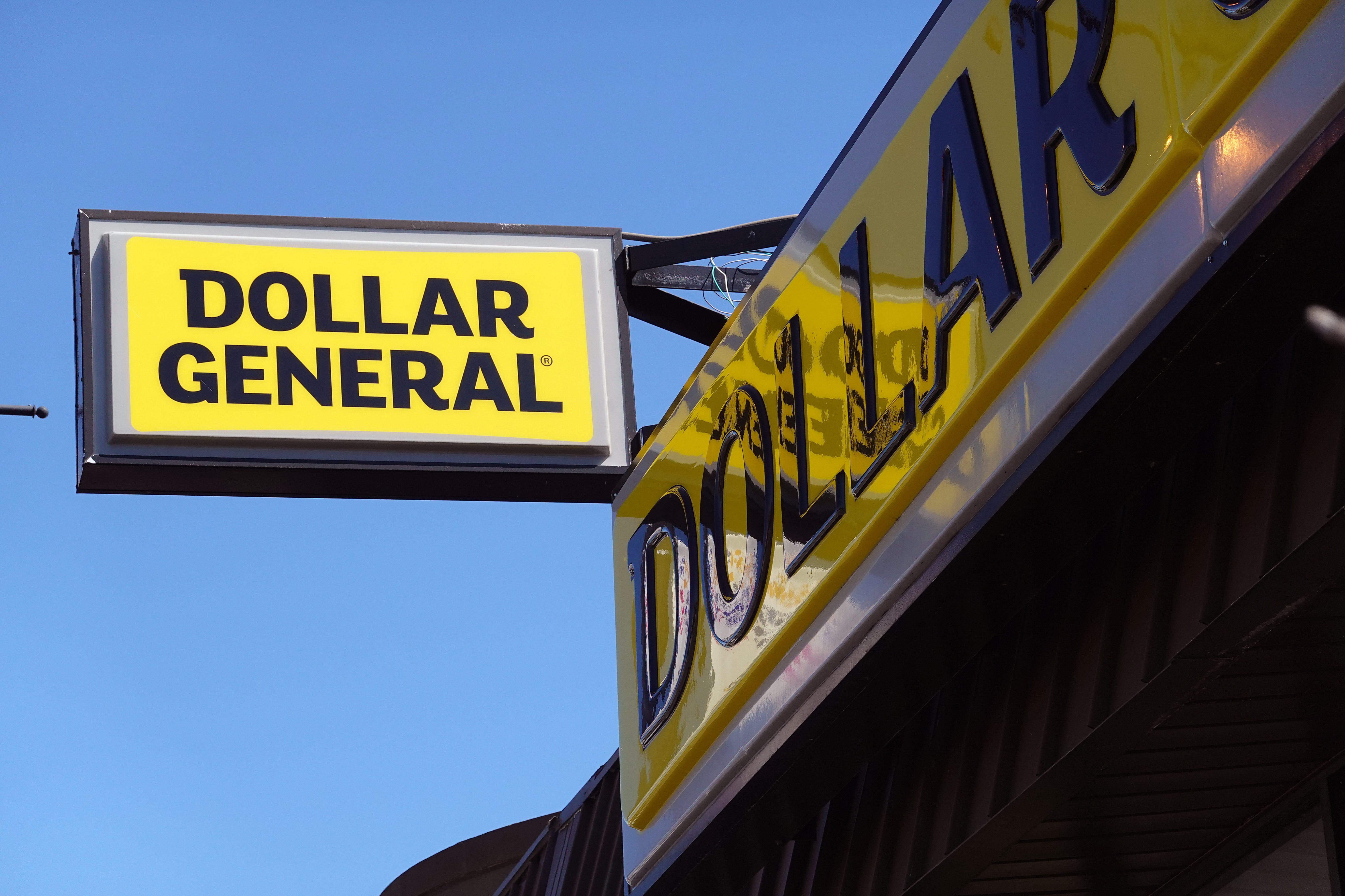 Dollar General Shares Drop After Weak Quarterly Earnings Outlook