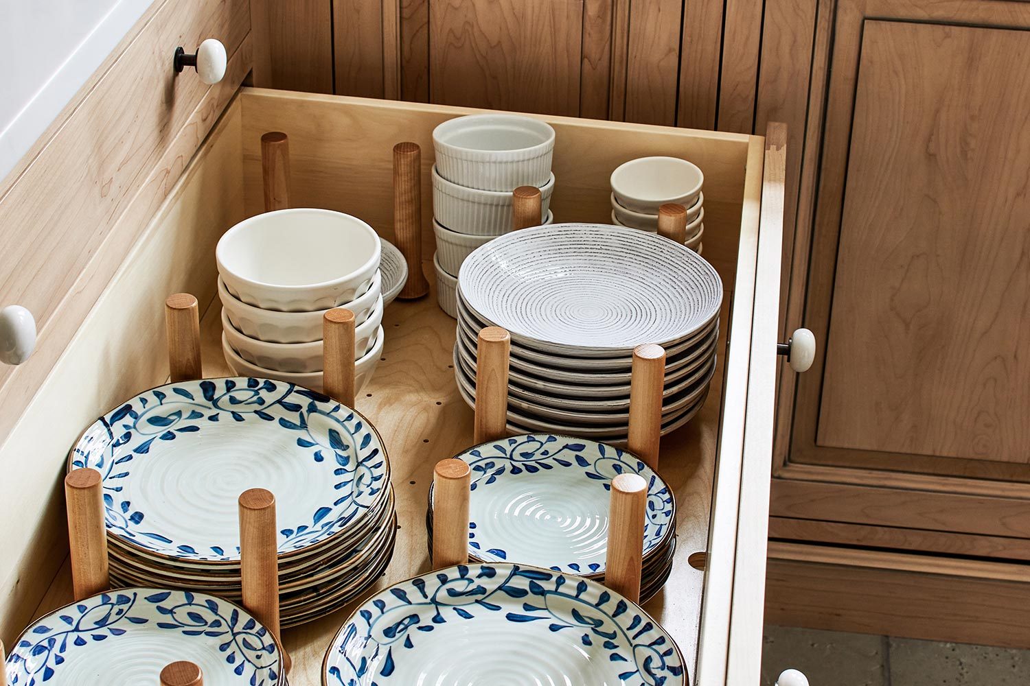 drawer with plates with the peg system