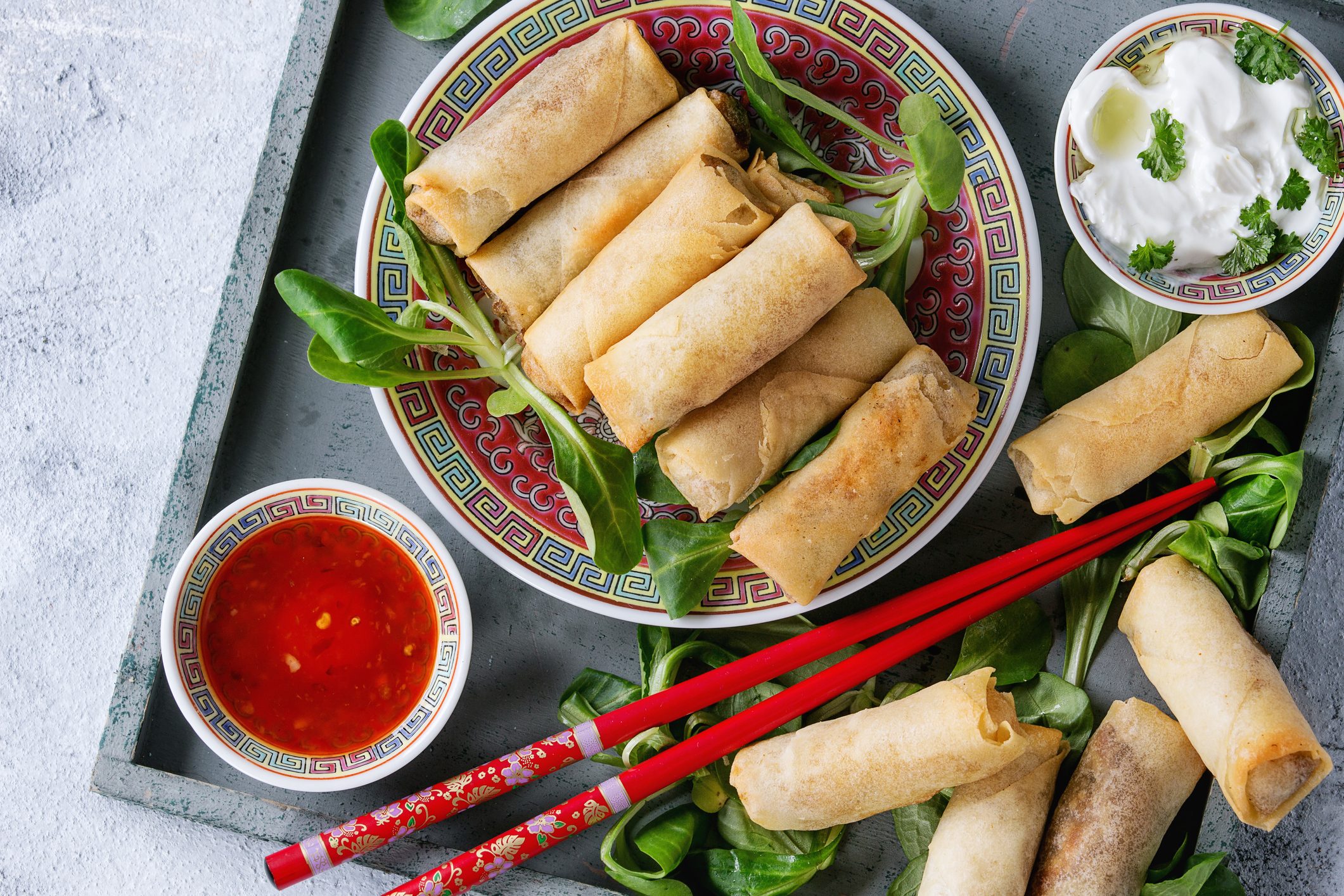 Fried spring rolls with sauce