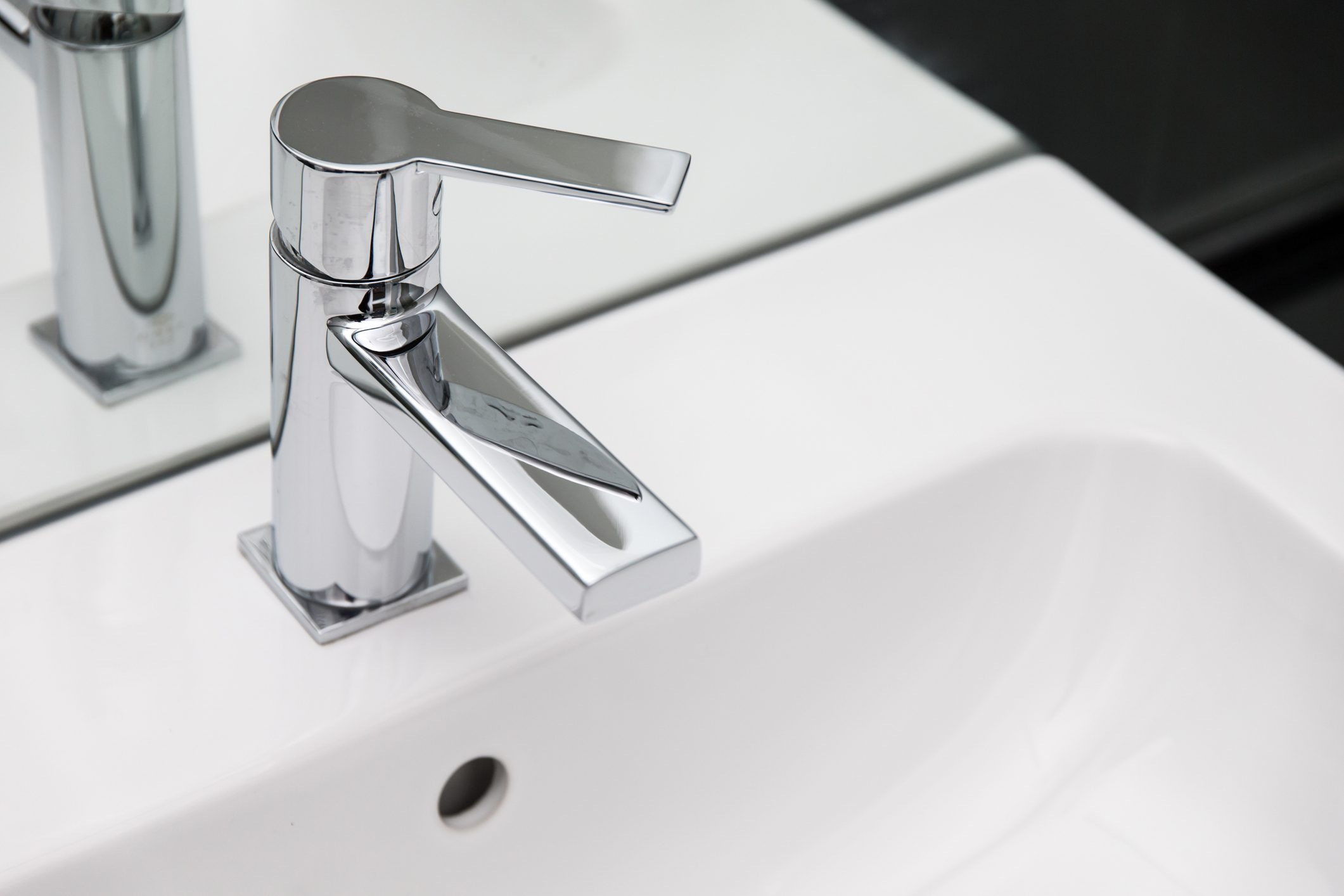 clean bathroom sink after removing the soap scum with a mr clean magic eraser