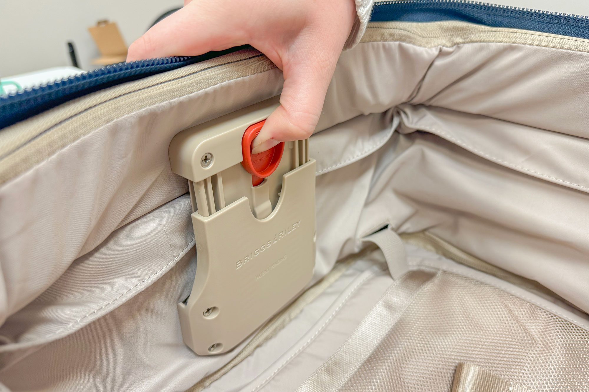 Briggs & Riley Baseline Essential 22