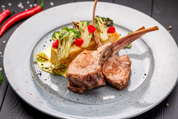 12 Steakhouse Etiquette Mistakes Everyone Makes Gettyimages 1420809953