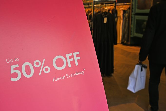 14 Money Saving Do's And Don'ts Gettyimages 1852037001